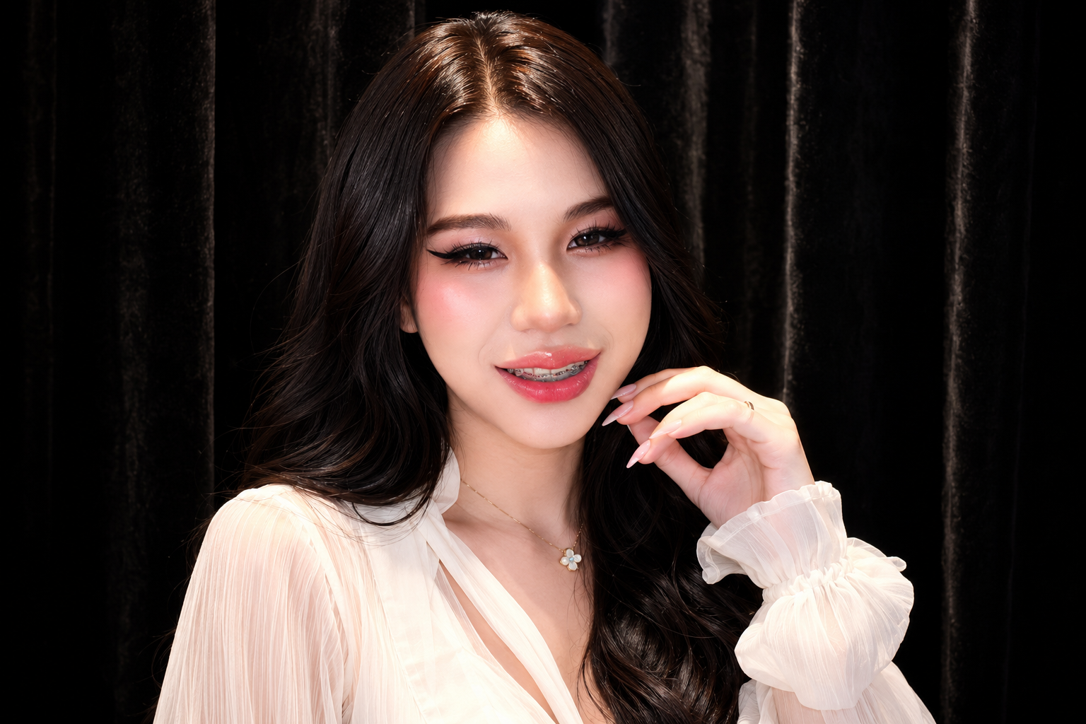 นางแบบแต่งหน้าลุคหวานสดใสในชุดขาวบนฉากกำมะหยี่สีดำ